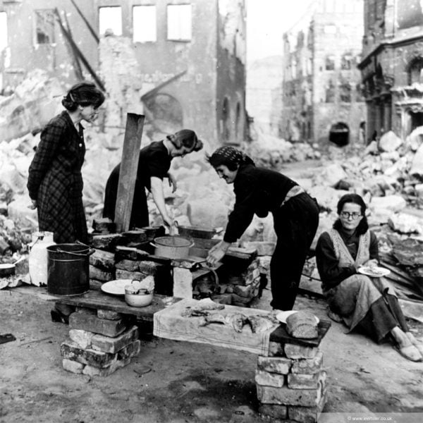 Homeless: Like the women of German-invaded countries, German women now cook in the ruins. @ Lee Miller Archives