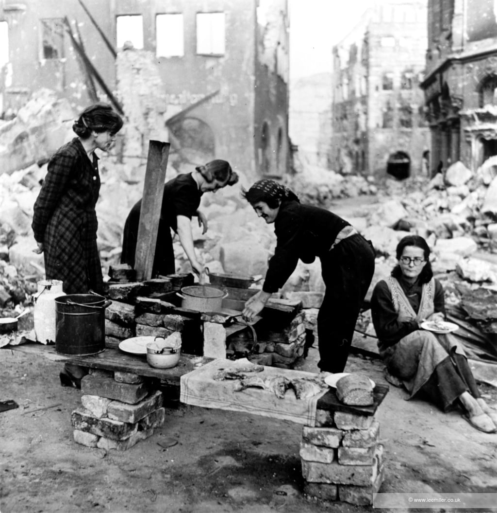 Homeless: Like the women of German-invaded countries, German women now cook in the ruins. @ Lee Miller Archives
